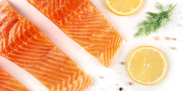 三文鱼片与柠檬和莳罗全景特写镜头从顶部与盐和胡椒，烹饪鱼，在白色的背景，一个平铺构图图片下载