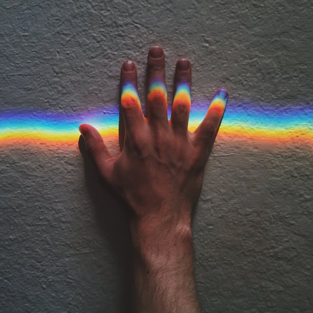 手指间有彩虹的手图片下载