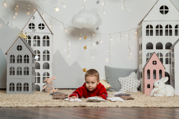 漂亮的快乐男孩在新年装饰。圣诞快乐2020图片下载