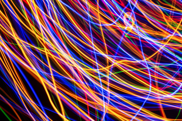 彩色灯光在长时间曝光与运动背景，抽象发光彩色线条，慢速快门图片下载