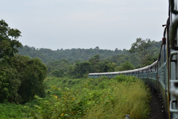 一列火车穿过美丽的山区铁路图片下载