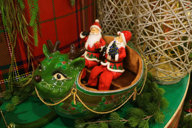圣诞装饰用的圣诞老人和驯鹿的陶瓷娃娃图片下载