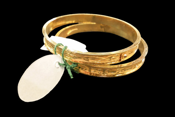 黑色背景上的金色手镯照片图片下载