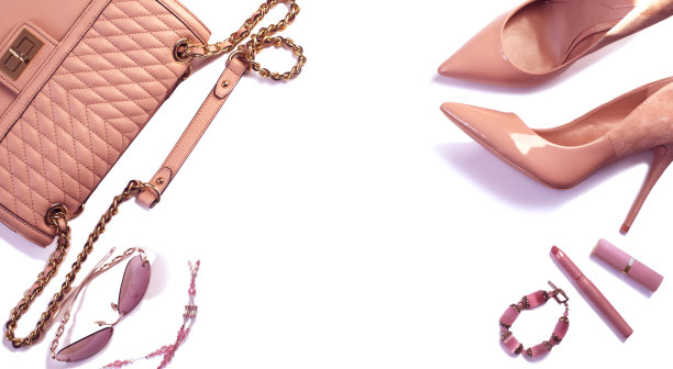 这是一套以粉色为底色的女性时尚配饰:鞋子、手袋、太阳镜、口红和珠宝图片下载