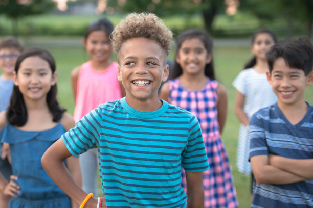 小学生近距离户外人像库存照片图片下载