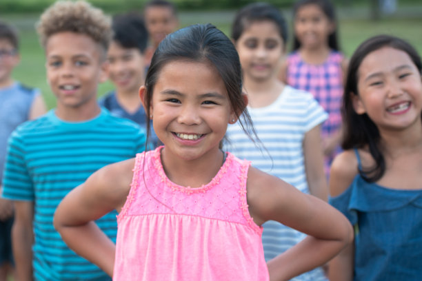 小学生近距离户外人像库存照片图片下载