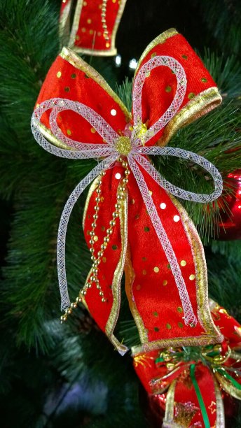 圣诞树的树枝上闪烁着绿色的针。传统的Xmax装饰为神奇的节日季节。新年快乐。冬季装饰品的节日装饰。人工云杉。图片下载