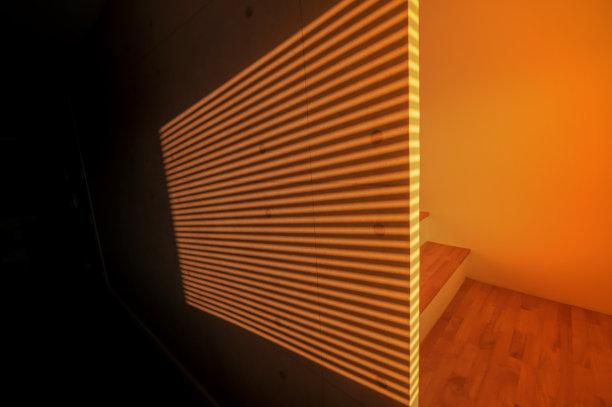 室内设计，一个美丽的图案阴影上空的深灰色墙面纹理由阳光透过百叶窗窗帘现代商业办公为城市生活方式的建筑理念概念图片下载