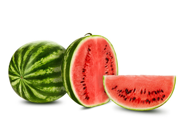 绿色，条纹西瓜孤立在白色与文本，图像的复制空间。横截面。浆果，粉红果肉，黑色种子。侧视图。特写镜头图片下载