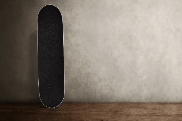 靠在白色墙壁上的滑板图片下载