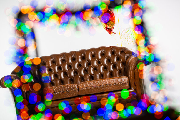 彩色框架新年灯泡，为文字和棕色的床图片下载