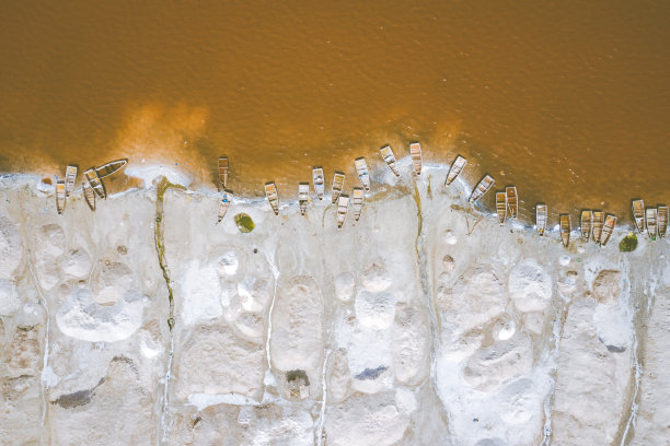 鸟瞰图在粉红色的雷特巴湖或拉克玫瑰在塞内加尔收集盐的小船。无人机从上面拍摄的照片。非洲的自然景观。图片下载