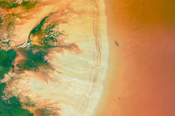 鸟瞰图的粉色湖Retba或Lac玫瑰在塞内加尔。无人机从上面拍摄的照片。非洲的自然景观。图片下载