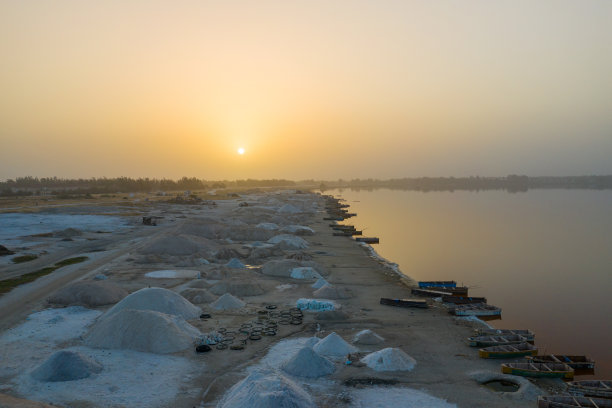 鸟瞰图在粉红色的雷特巴湖或拉克玫瑰在塞内加尔收集盐的小船。无人机从上面拍摄的照片。非洲的自然景观。图片下载