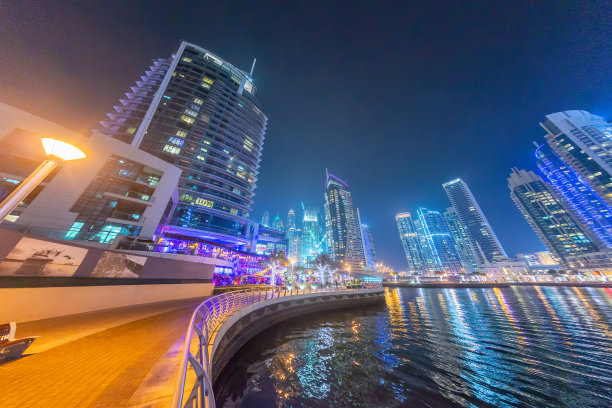 阿联酋迪拜码头运河沿岸夜景图片下载