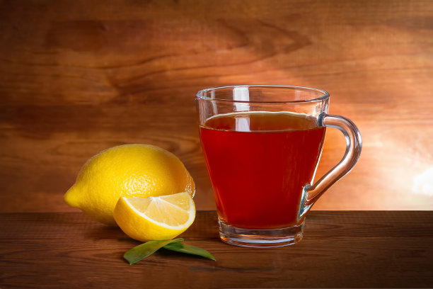 棕色的木桌上放着一杯红茶。茶图片下载