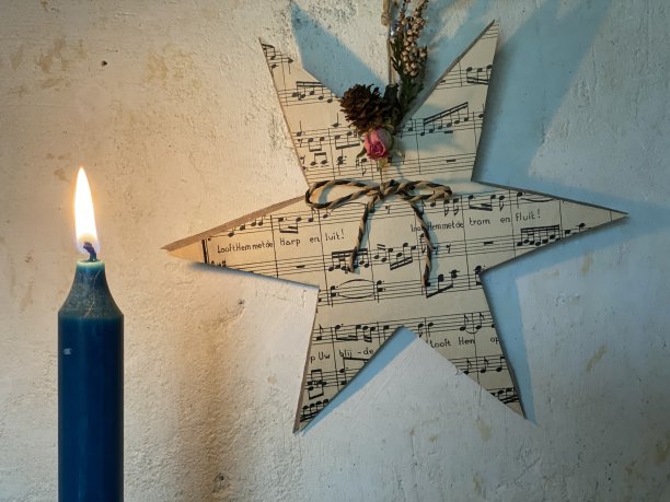 壁炉架的圣诞装饰图片下载