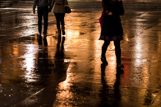 城市人群街道在城市中的反映图片下载