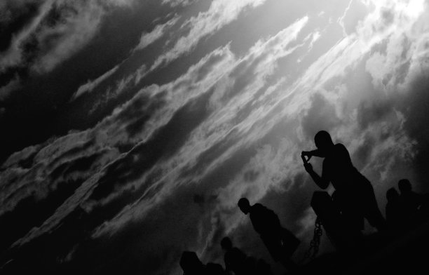 在无限的天空中突出的城市景象。黑白图像以透视和不同寻常的角度突出了剪影之美和黑白艺术摄影图片下载