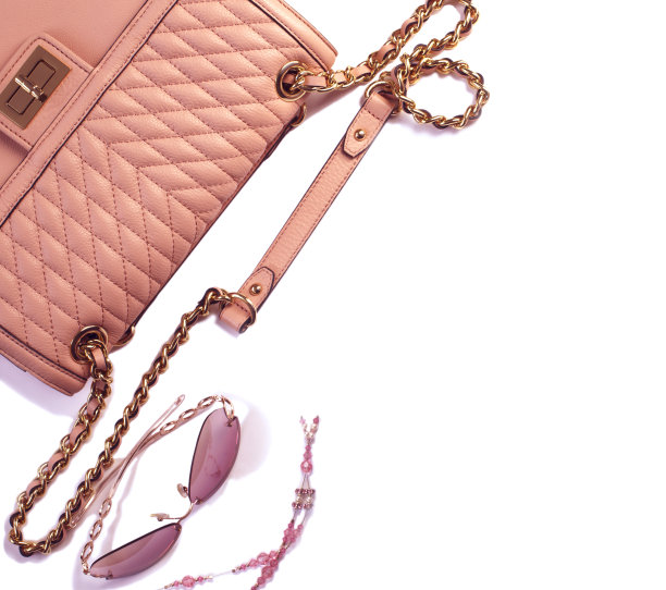 这是一套以粉色为底色的女性时尚配饰:鞋子、手袋、太阳镜、口红和珠宝图片下载