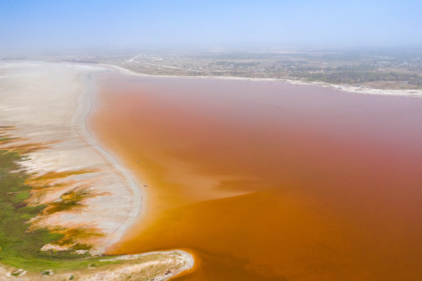 鸟瞰图的粉色雷特巴湖或拉克玫瑰在塞内加尔。无人机从上面拍摄的照片。非洲的自然景观。图片下载