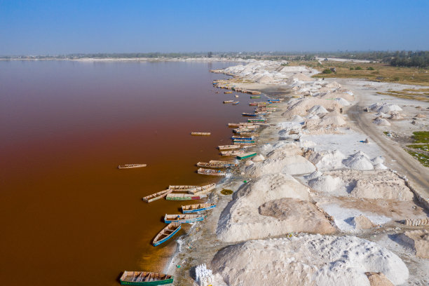 鸟瞰图在粉红色的雷特巴湖或拉克玫瑰在塞内加尔收集盐的小船。无人机从上面拍摄的照片。非洲的自然景观。图片下载