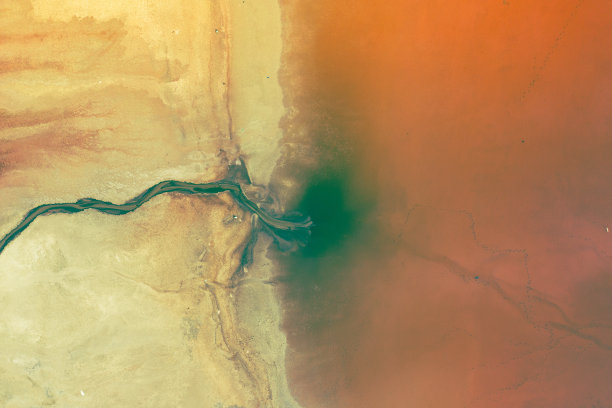 鸟瞰图的粉色湖Retba或Lac玫瑰在塞内加尔。无人机从上面拍摄的照片。非洲的自然景观。图片下载