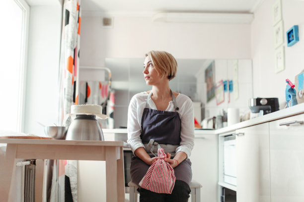 女糕点师厨房里的女糕点师或面包师图片下载