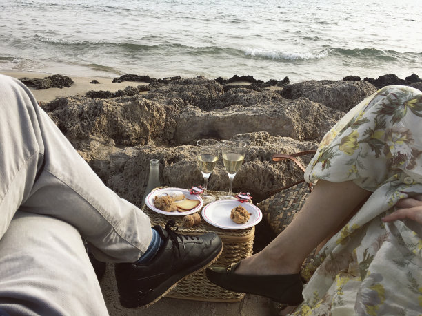 月亮藏在她的头发里图片下载