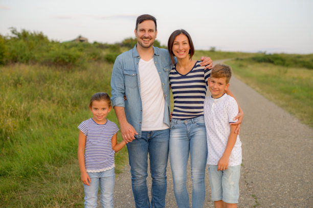 这是一家四口在大自然中享受阳光的照片图片下载