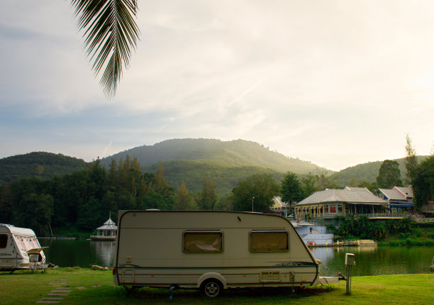 家庭度假旅行房车，度假旅行房车，房车度假。美丽的自然泰国的山谷景观。图片下载