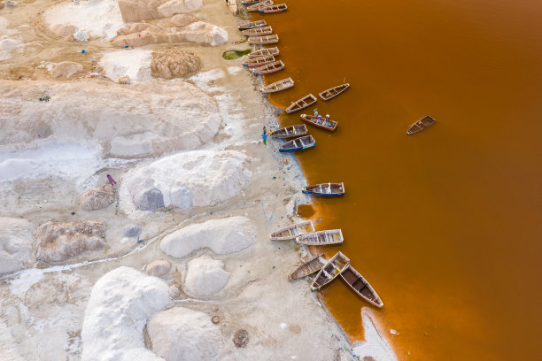 鸟瞰图的粉色湖Retba或Lac玫瑰在塞内加尔。无人机从上面拍摄的照片。非洲的自然景观。图片下载