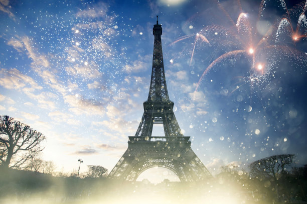 五颜六色的烟花在巴黎，埃菲尔铁塔。图片下载