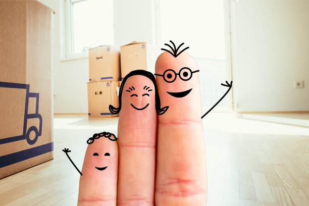 家庭搬进新家的概念:在模糊明亮的房间前画上手指的家庭图片下载