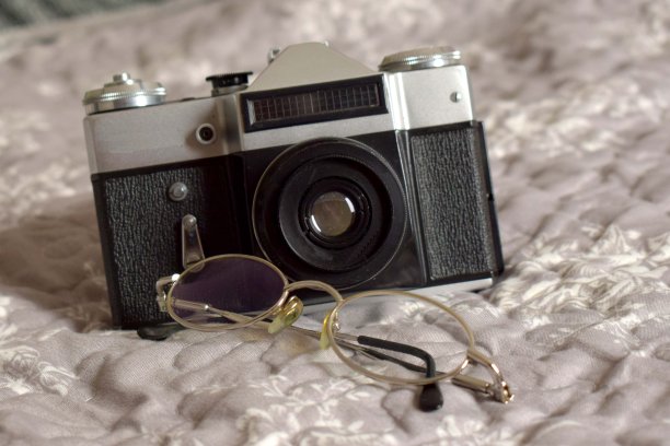 旧相机和老式眼镜图片下载