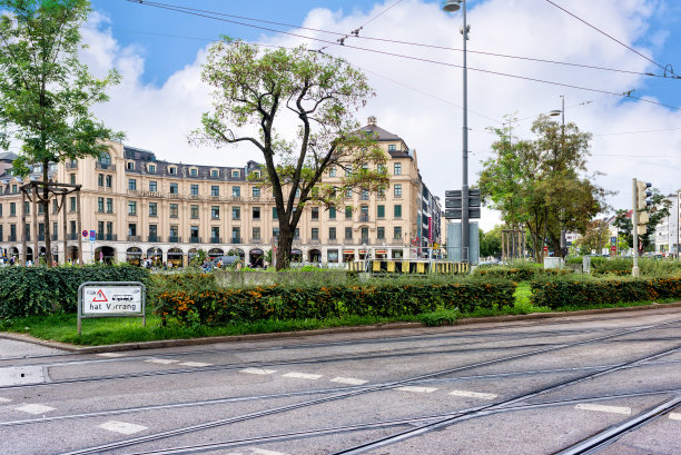 有电车轨道的欧洲城市。图片下载