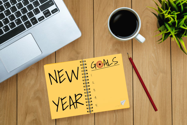 2020年新年决心目标清单——在商务办公桌上手写的笔记本上列出新年目标和决心。图片下载
