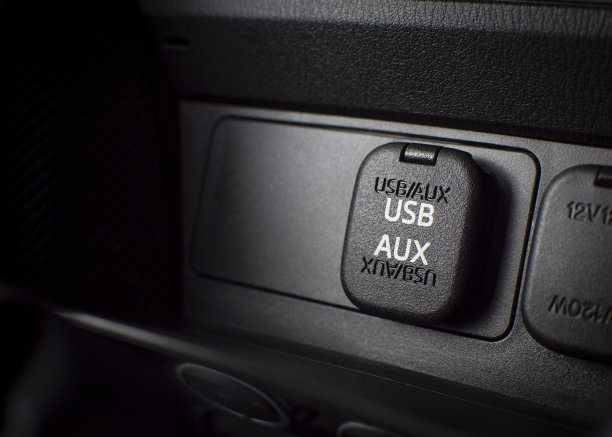 USB和辅助端口用于连接多媒体播放器。图片下载