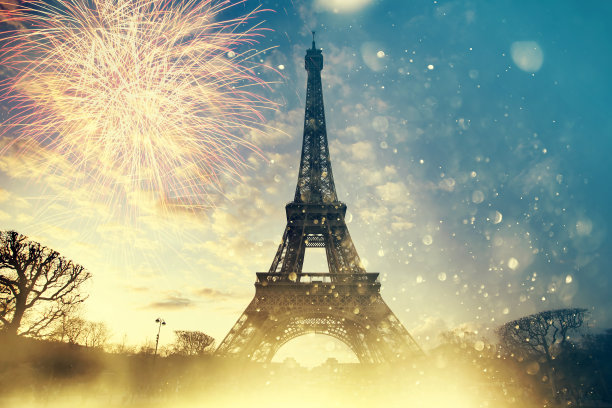 五颜六色的烟花在巴黎，埃菲尔铁塔。图片下载