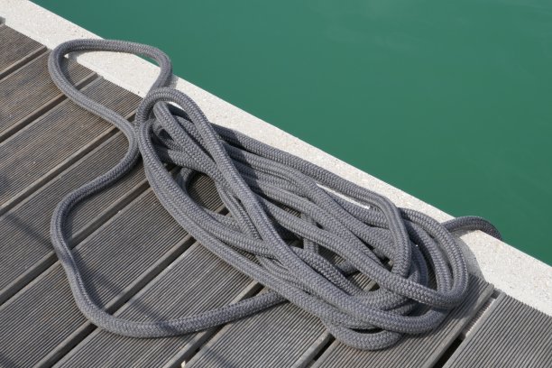 用绳子绑在港口舷梯边上。图片下载