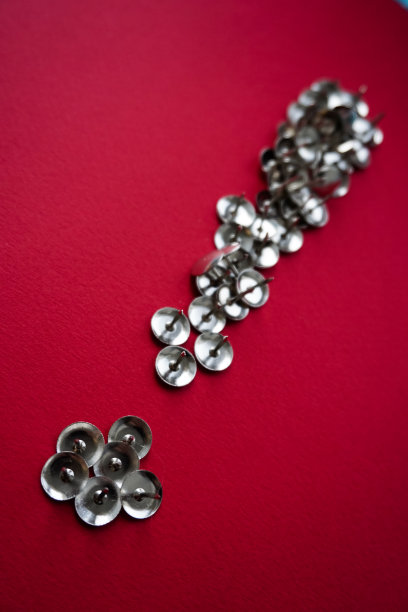 红色背景上的感叹号。图片下载