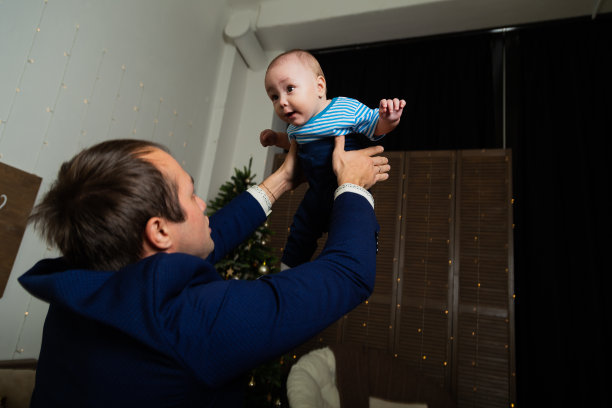 快乐的男人和儿子在新年装饰。圣诞快乐2020图片下载