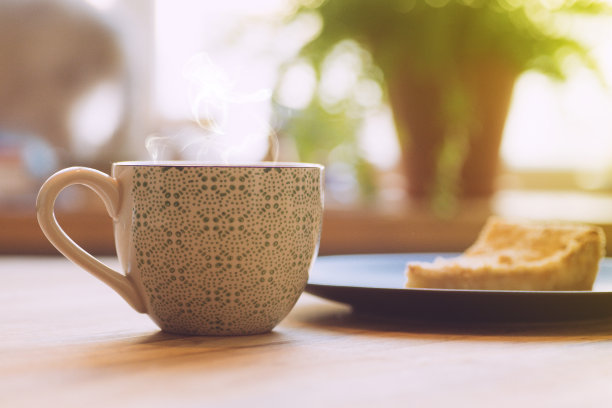 早上的咖啡和苹果派放在木桌上。早晨咖啡的概念图片下载