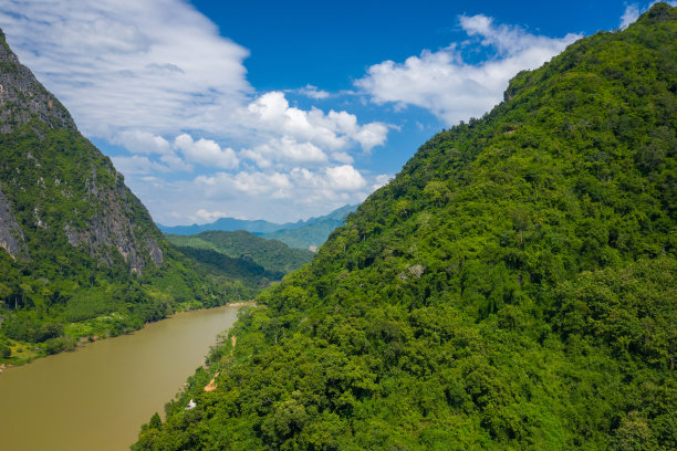 热带雨林鸟瞰图。老挝北部。东南亚。无人机从上面拍摄的照片。鸟瞰图。图片下载
