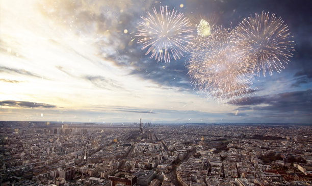 五颜六色的烟花在巴黎，埃菲尔铁塔。图片下载