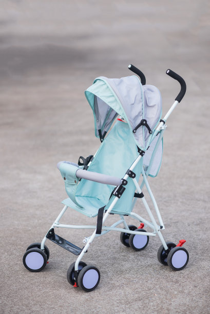 在灰色背景上的婴儿车的特写图片下载