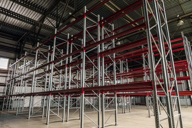 工业仓库建筑中的多层货架。行架。图片下载