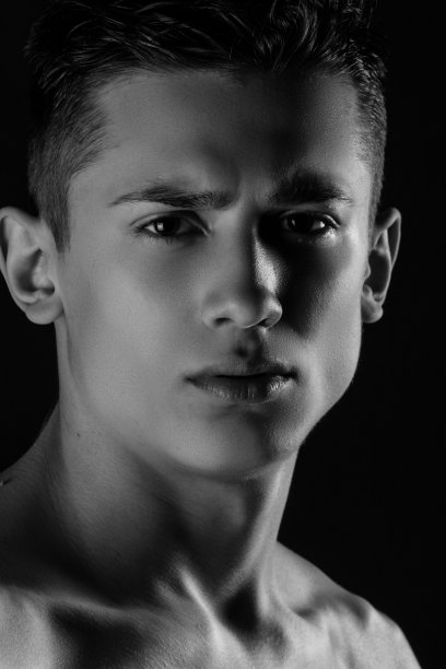黑白风格：年轻男子肖像图片下载
