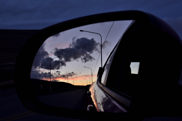 橘黄色的晚霞在后视镜里图片下载