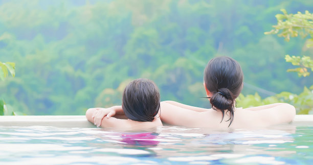 亚洲家庭喜欢泡温泉图片下载